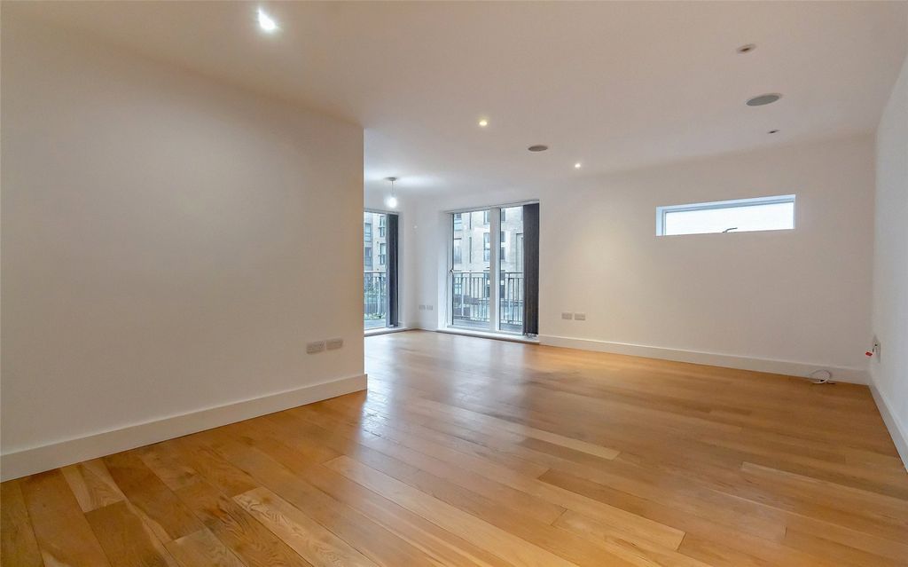 Property photo 3 of 17 Lounge/Diner