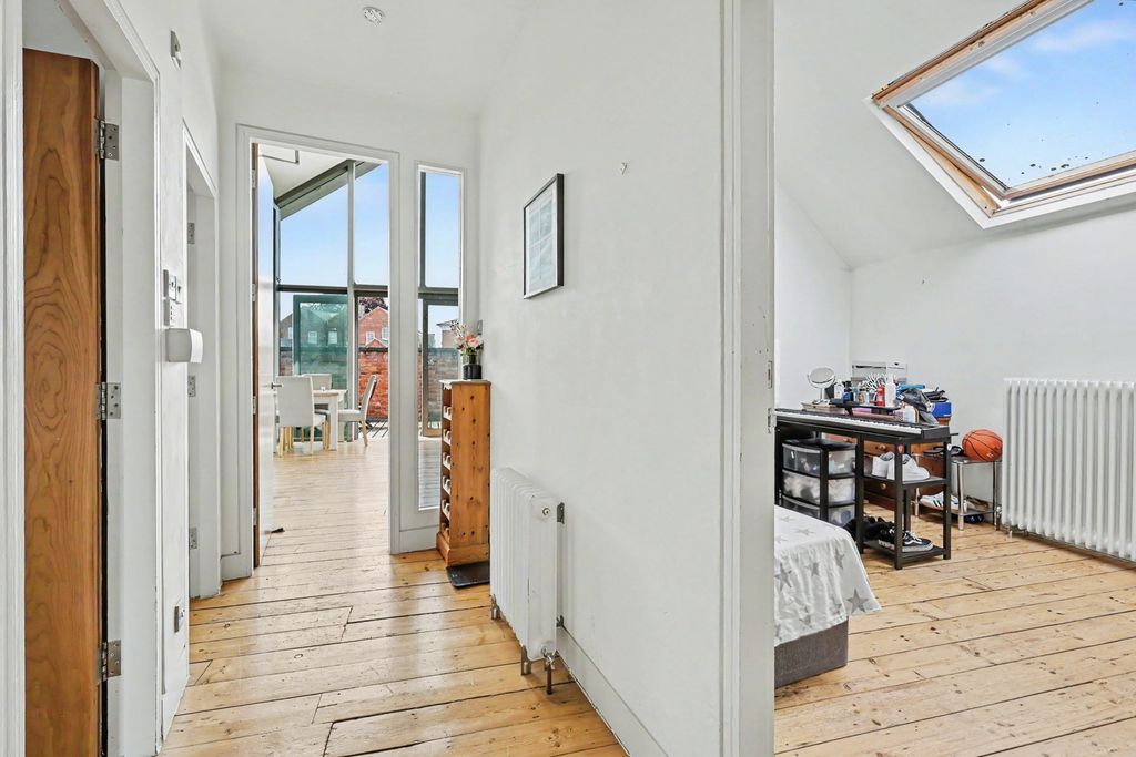 Property photo 3 of 16 Entrance Hall