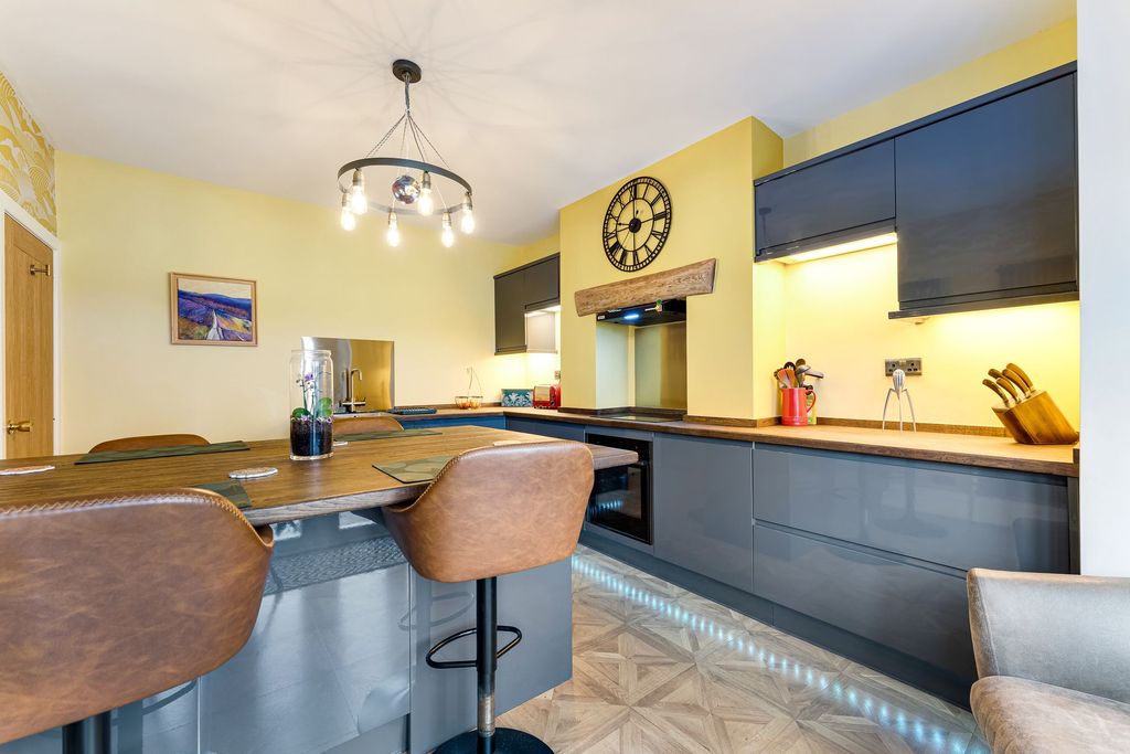 Property photo 3 of 33