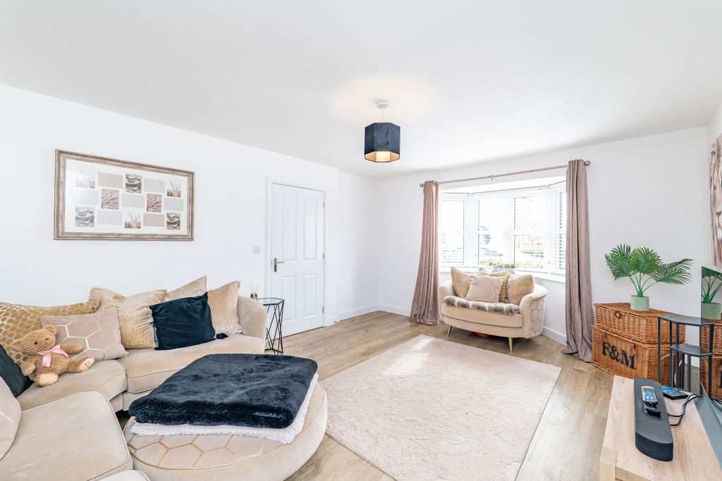 Property photo 1 of 21 Living Room