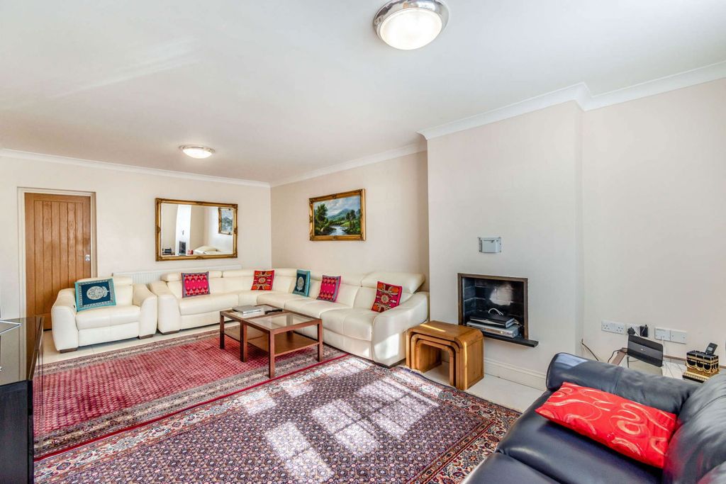 Property photo 3 of 27