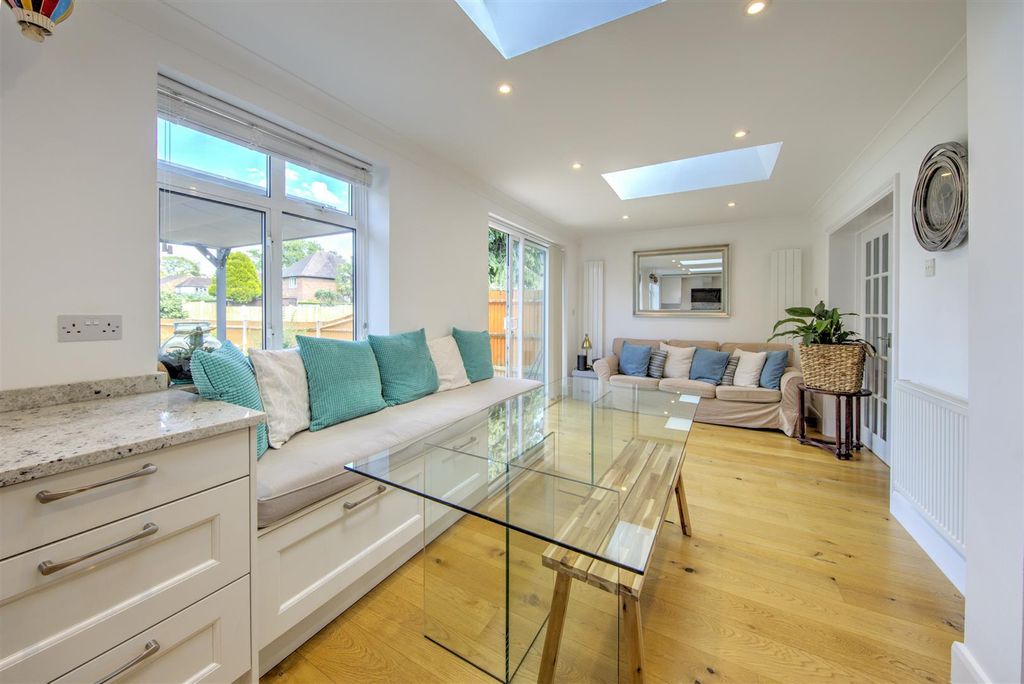 Property photo 2 of 25 Swakeleys Drive (7).Jpg