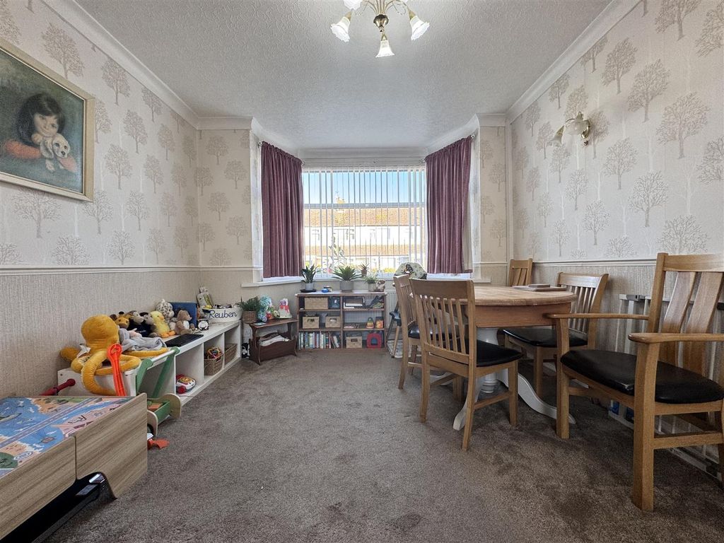 Property photo 2 of 16 Lounge