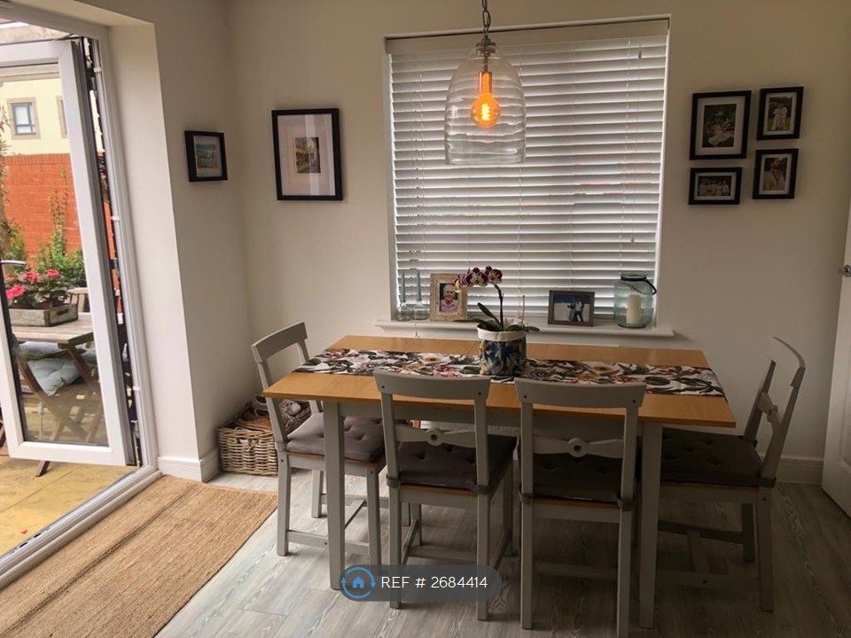 Property photo 3 of 25 Kitchen Table With Patio Doors
