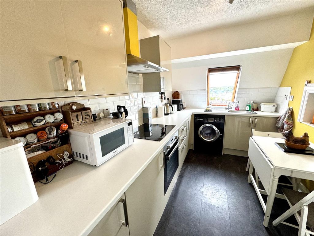 Property photo 3 of 9 Kitchen