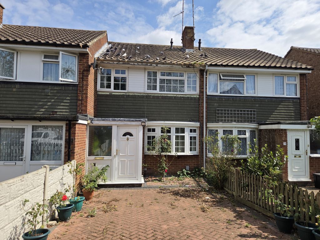 Property photo 1 of 10 Three Bedroom Terraced House In Luton