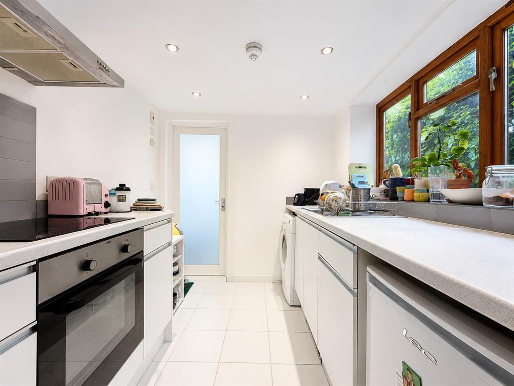 Property photo 1 of 10 Kitchen