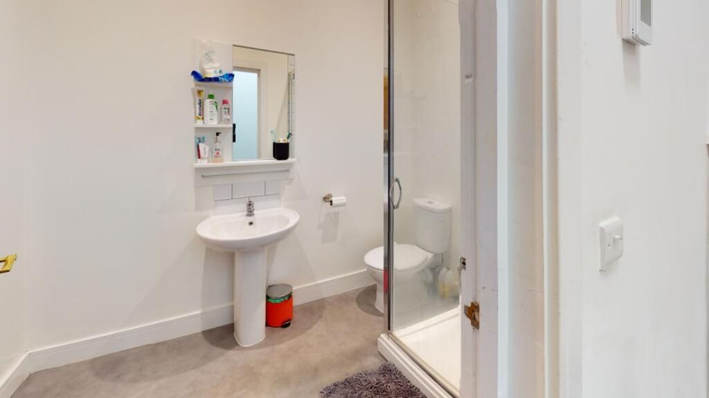 Property photo 3 of 10 A Well-Maintained Bathroom Featuring A Modern Show...