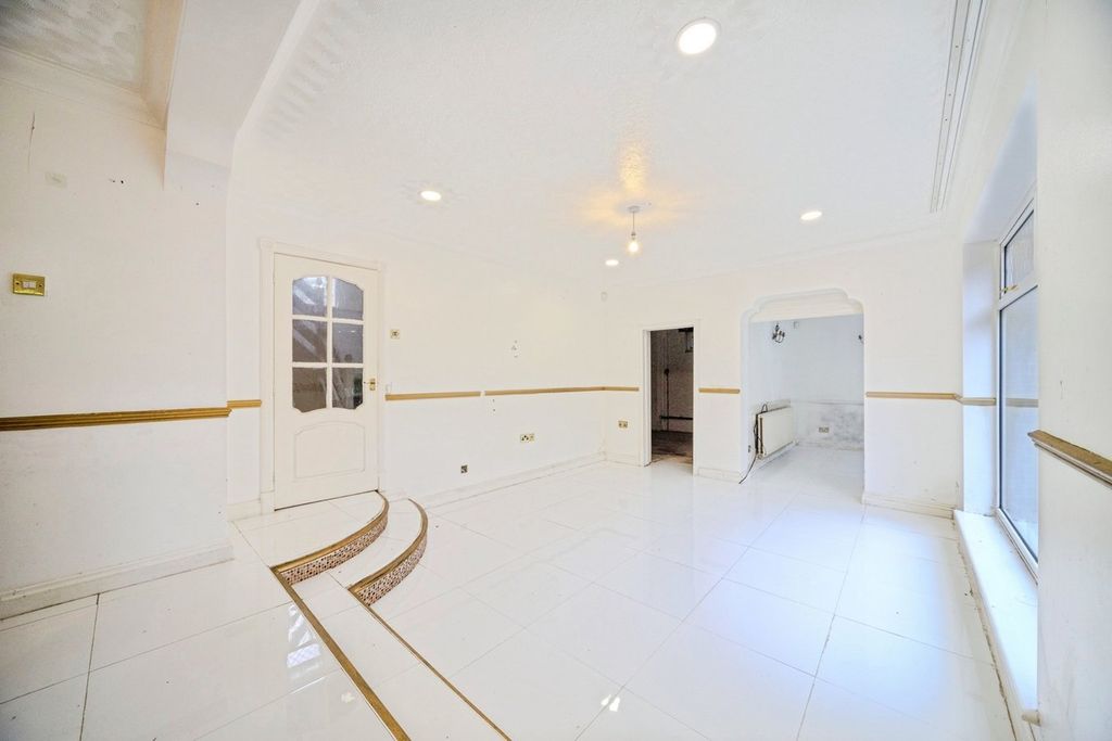 Property photo 3 of 25