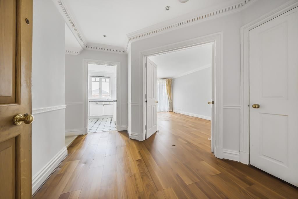 Property photo 2 of 10 Entrance Hall