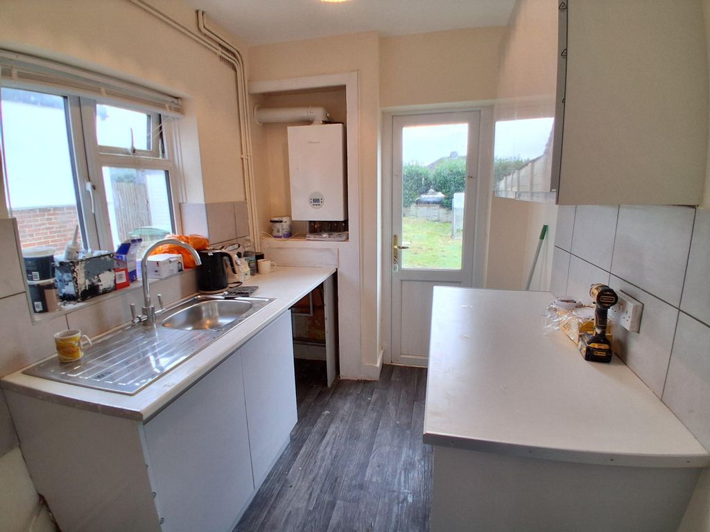 Property photo 3 of 10 Kitchen