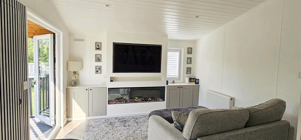 Property photo 3 of 17 Lounge.Gif