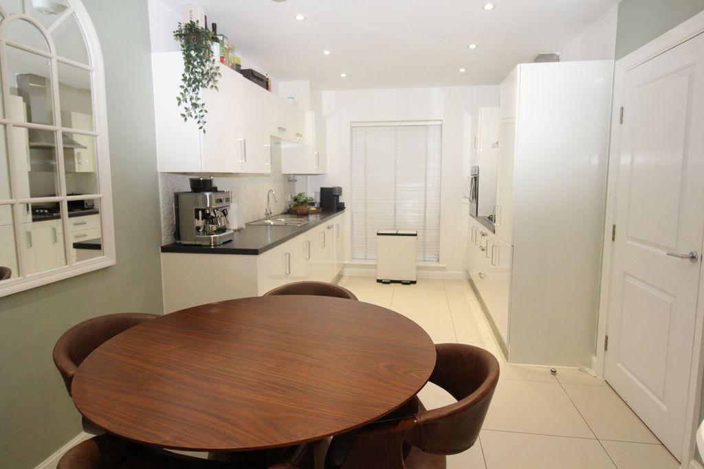 Property photo 3 of 10 Kitchen/Diner