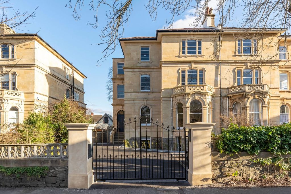 Property photo 1 of 12 Elegant Stone-Fronted Period Townhouse With Decora...