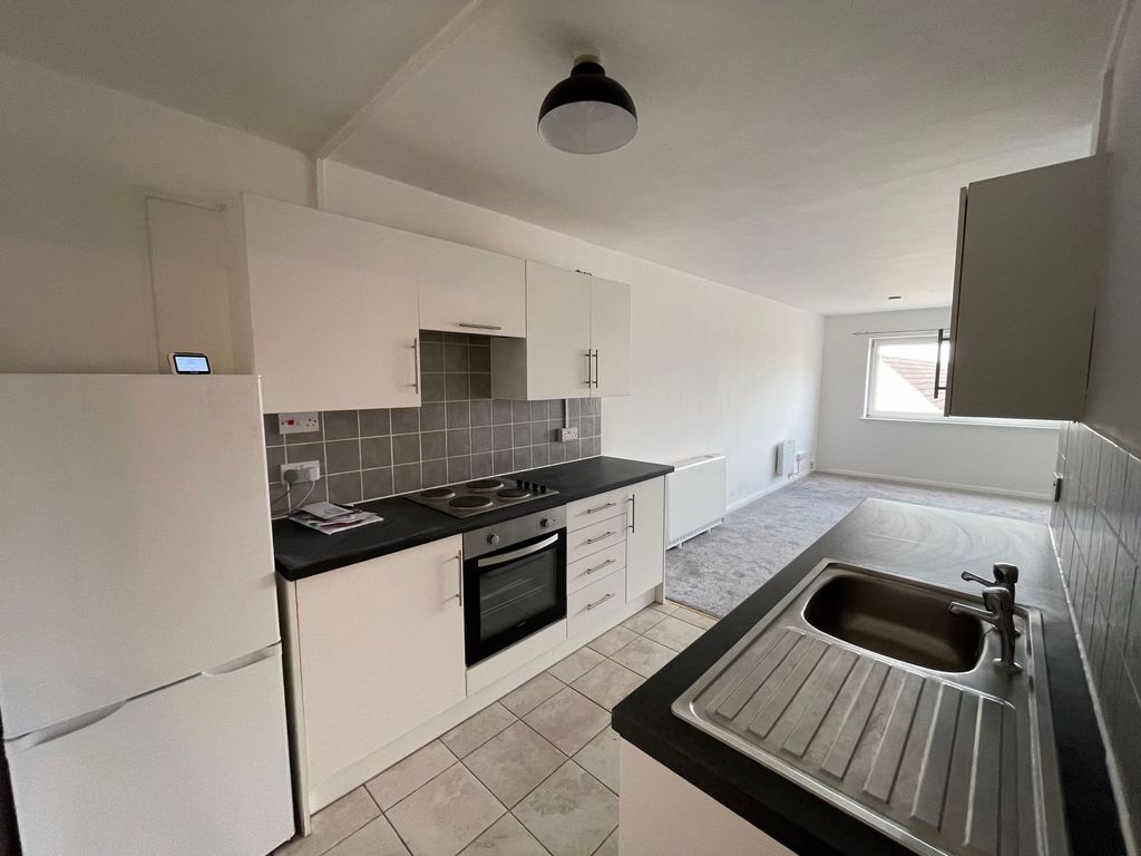 Property photo 2 of 6 Kitchen
