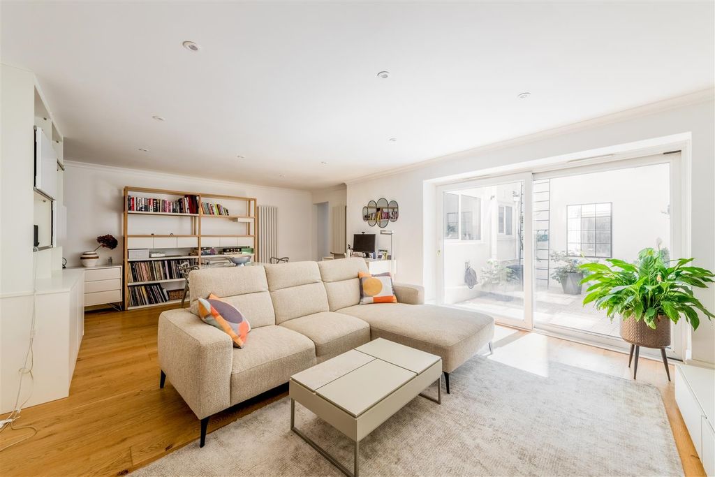 Property photo 2 of 23 Flat 1, 37 Montpelier Crescent-4.Jpg