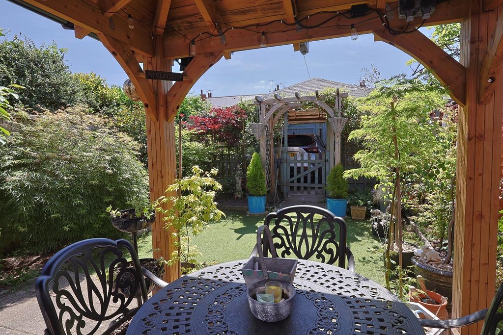 Property photo 2 of 18 Garden
