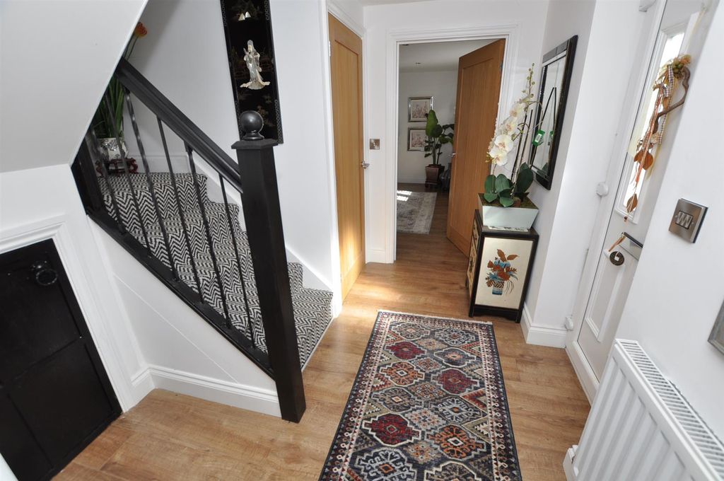Property photo 3 of 33 Entrance Hall
