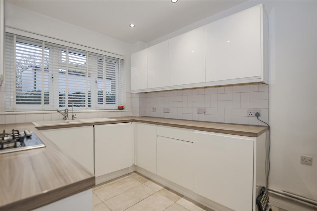 Property photo 3 of 11 Kitchen