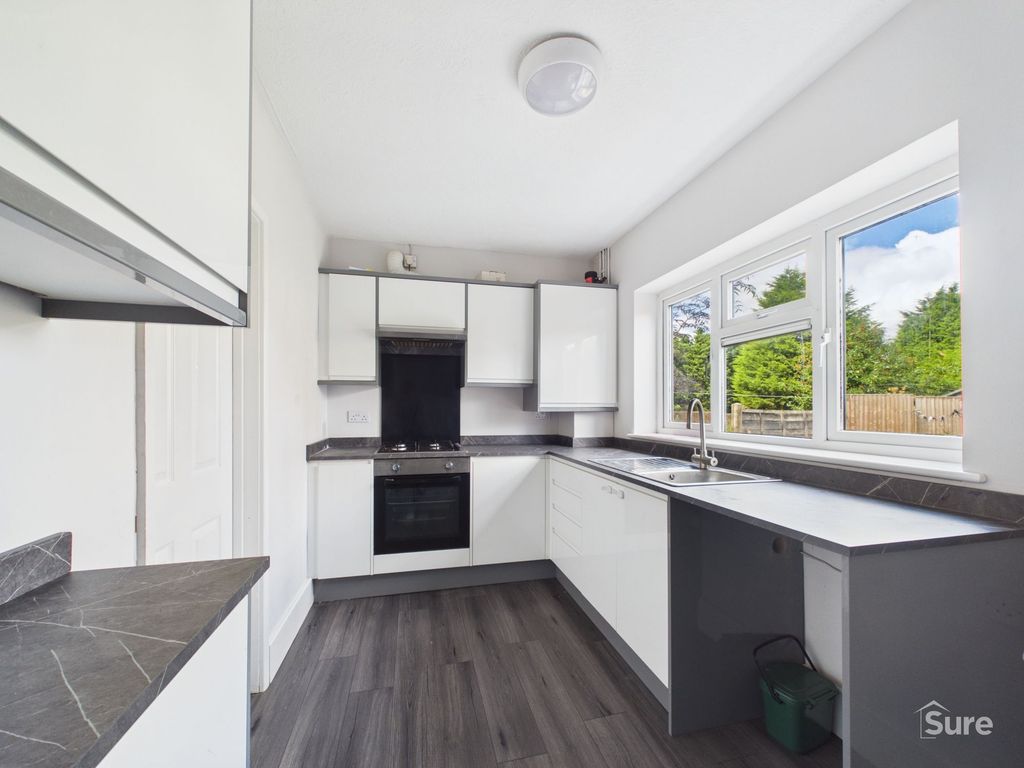 Property photo 3 of 11 Kitchen