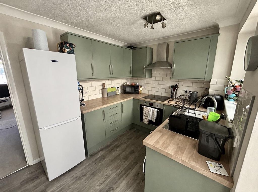 Property photo 3 of 8 Kitchen