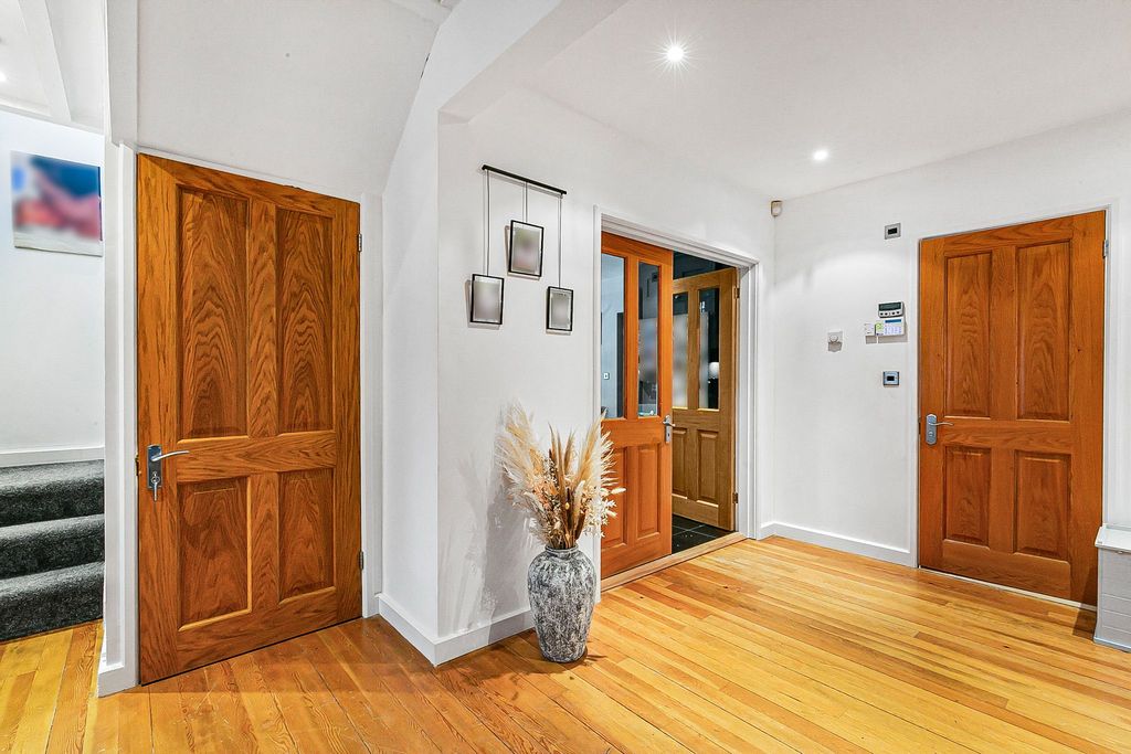 Additional image 12 of 5 bed detached house for saleKentish Lane, Brookmans Park, Hatfield AL9
