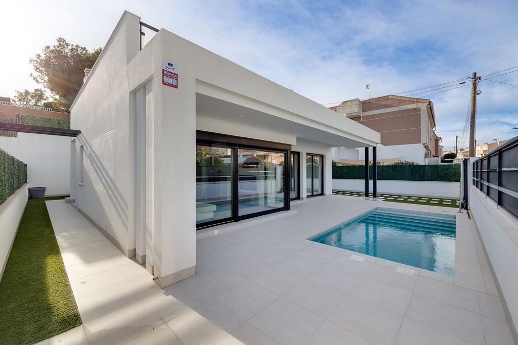 Property photo 2 of 31