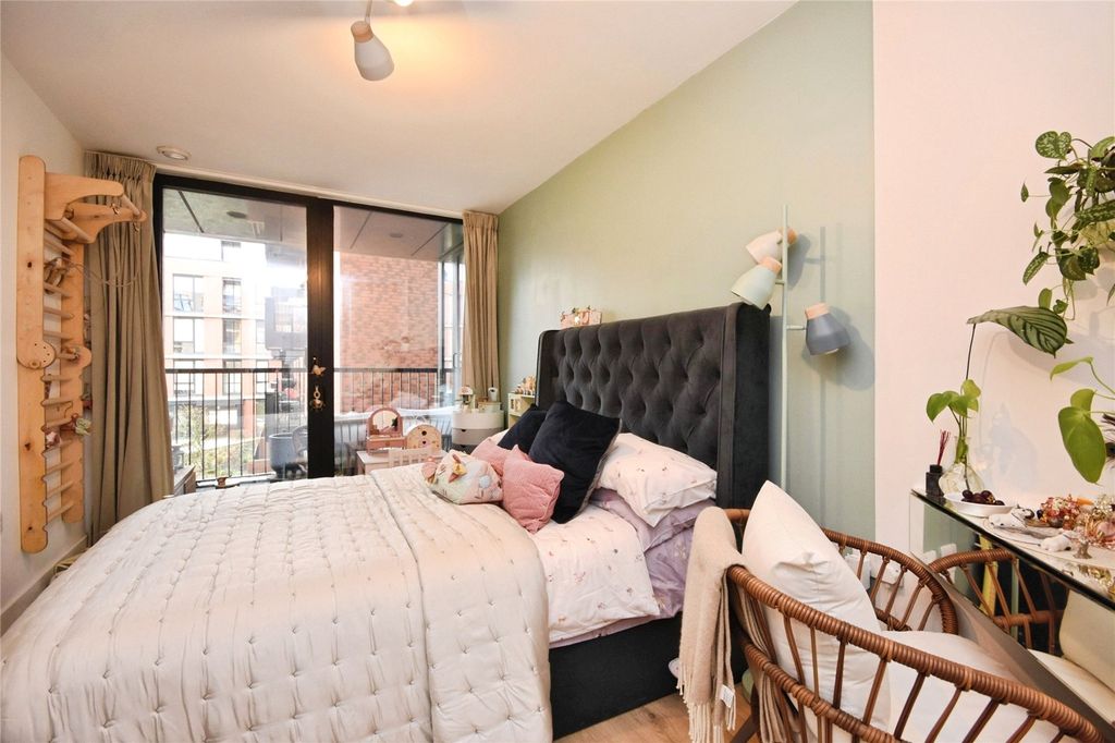 Property photo 3 of 17 Bedroom