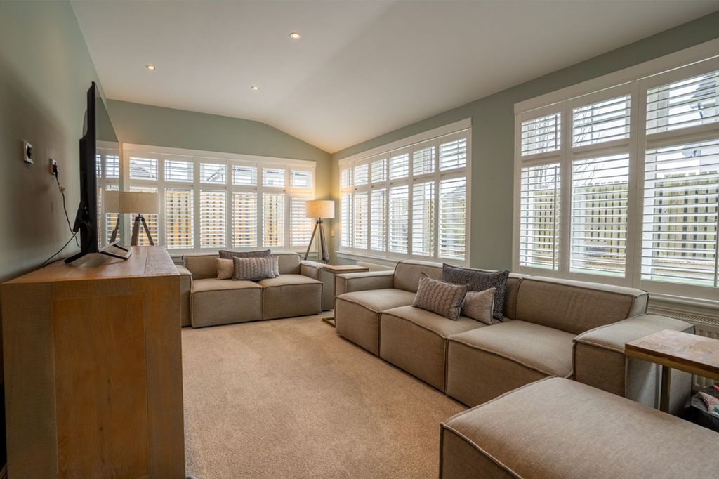 Property photo 1 of 52