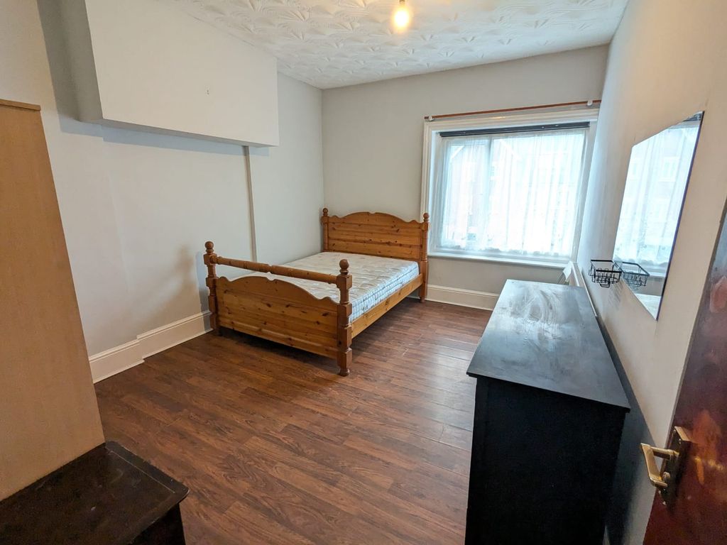 Property photo 1 of 8 Room 3