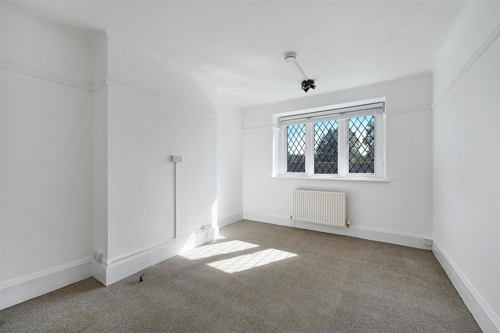 Property photo 3 of 8 The Broadway,,3- (3).Jpg