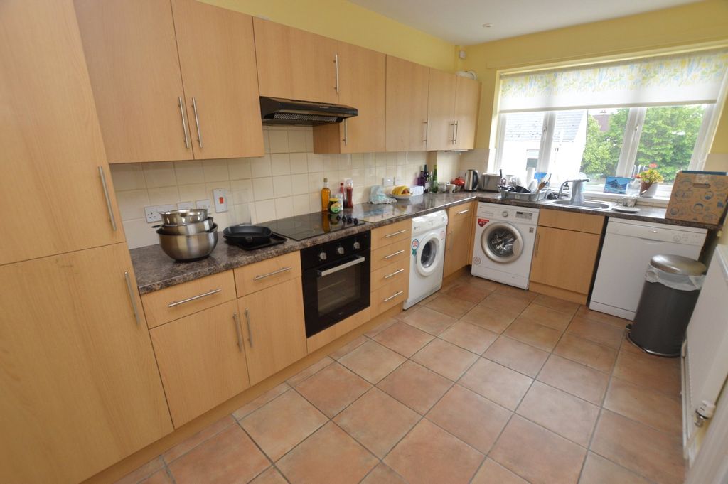 Property photo 2 of 9 Kitchen