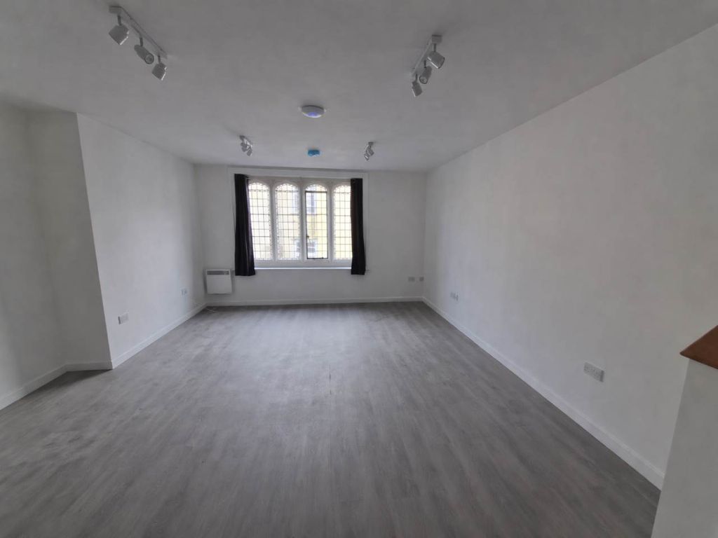 Property photo 2 of 7 Living Space