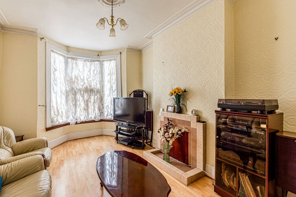 Property photo 3 of 18