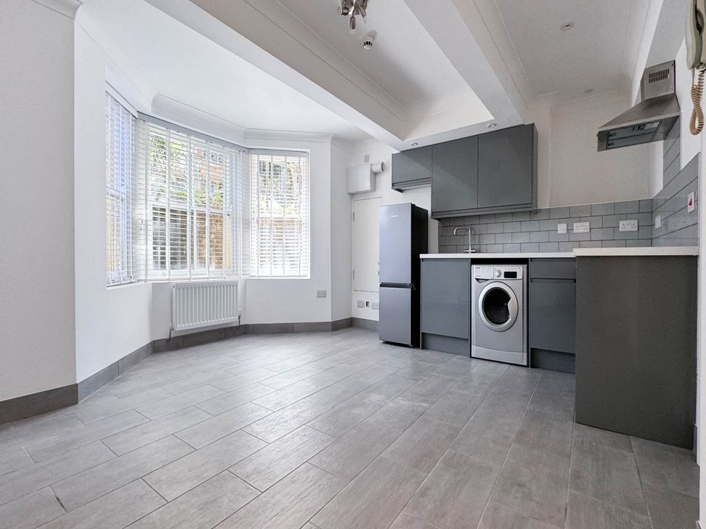 Property photo 1 of 8 One Bed Flat Available Close To City Centre