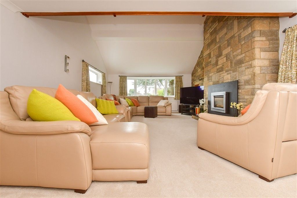 Property photo 3 of 19 Lounge