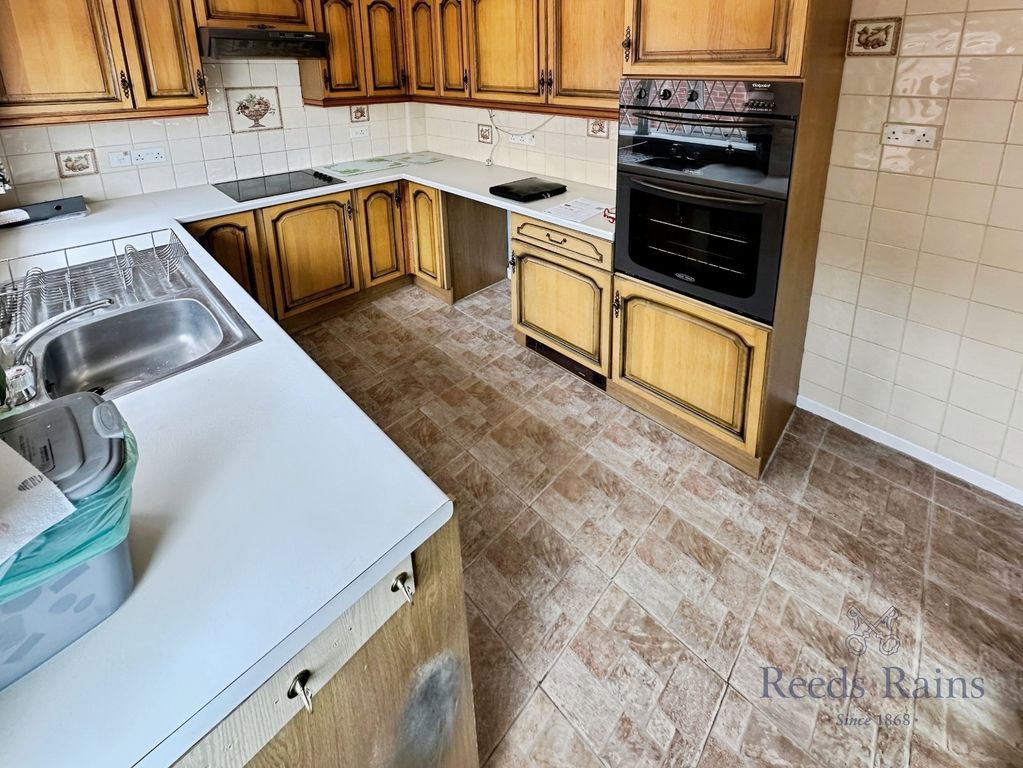 Property photo 3 of 9 Kitchen