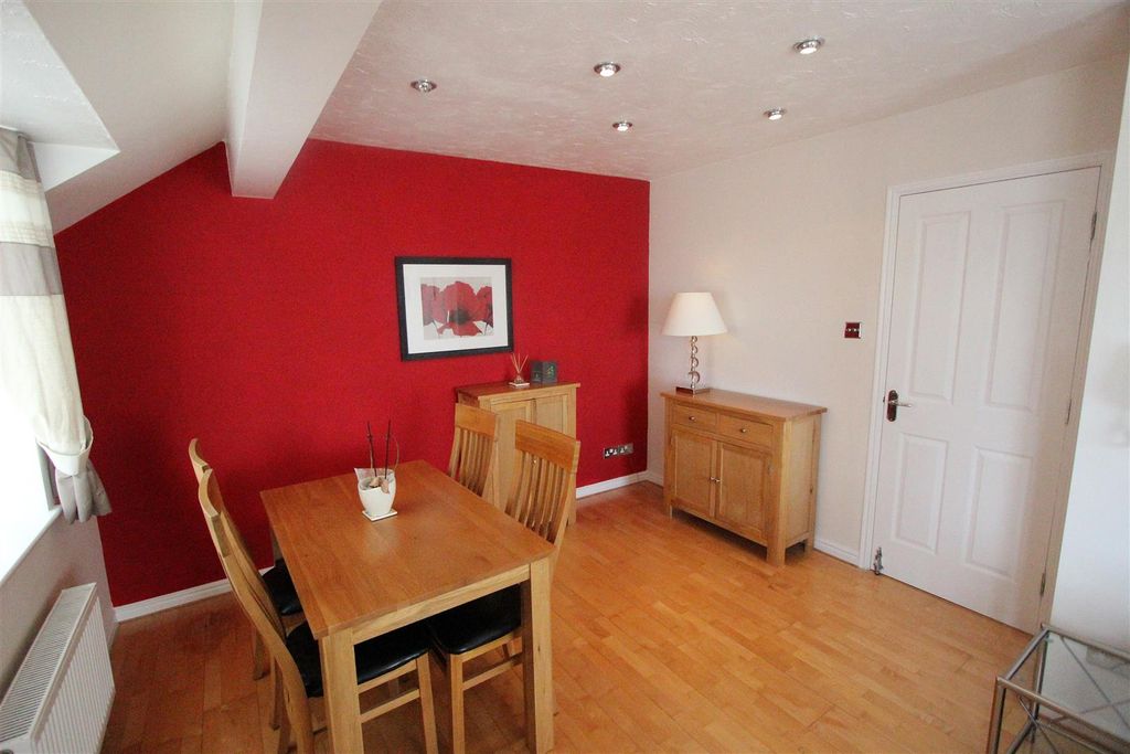 Property photo 3 of 8 Lounge