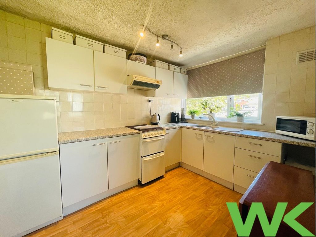 Property photo 2 of 6 Kitchen