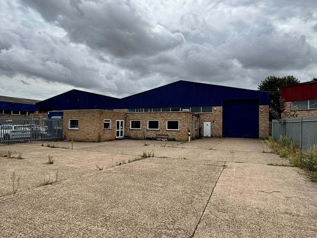Property photo 1 of 4 9 Albone Way Biggleswade Warehouse Front Yard.Jpeg