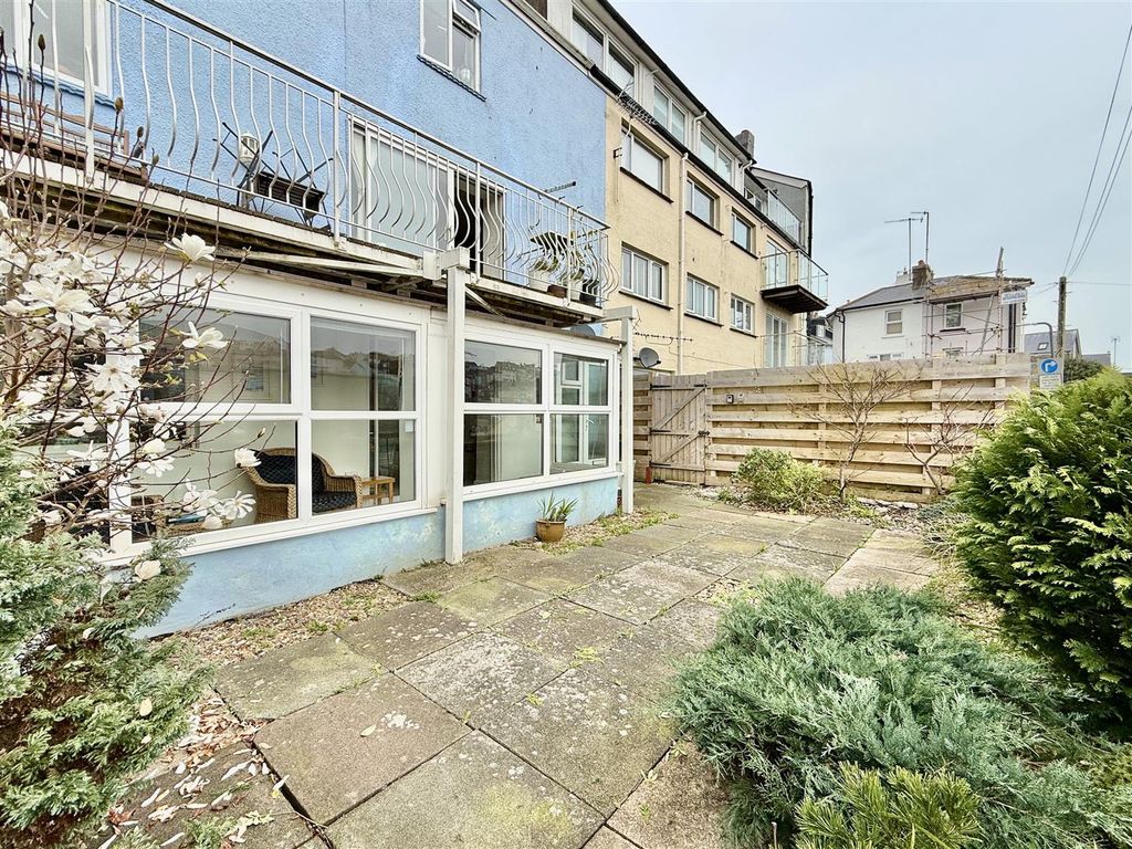 Property photo 1 of 15 Front &amp; Garden.Jpeg