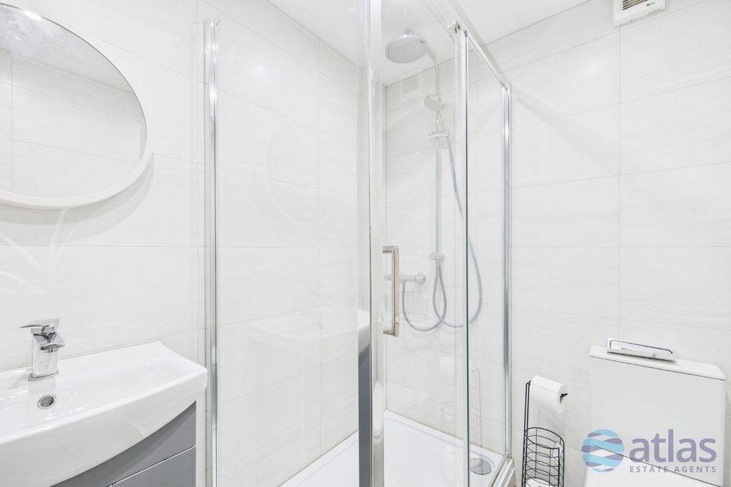 Property photo 2 of 9 Bathroom