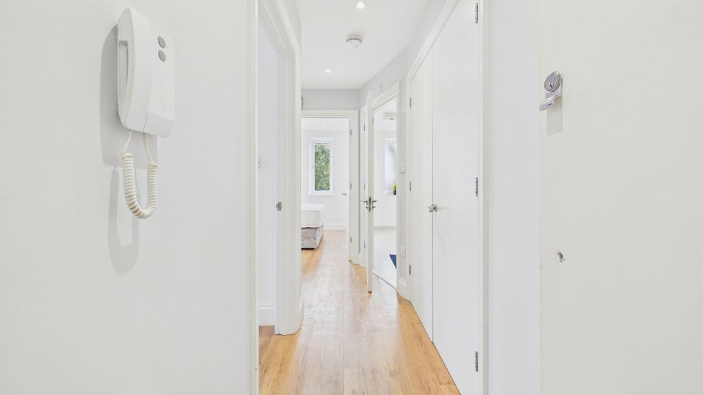 Property photo 2 of 21 Cam04968G0-Pr0104-Still013