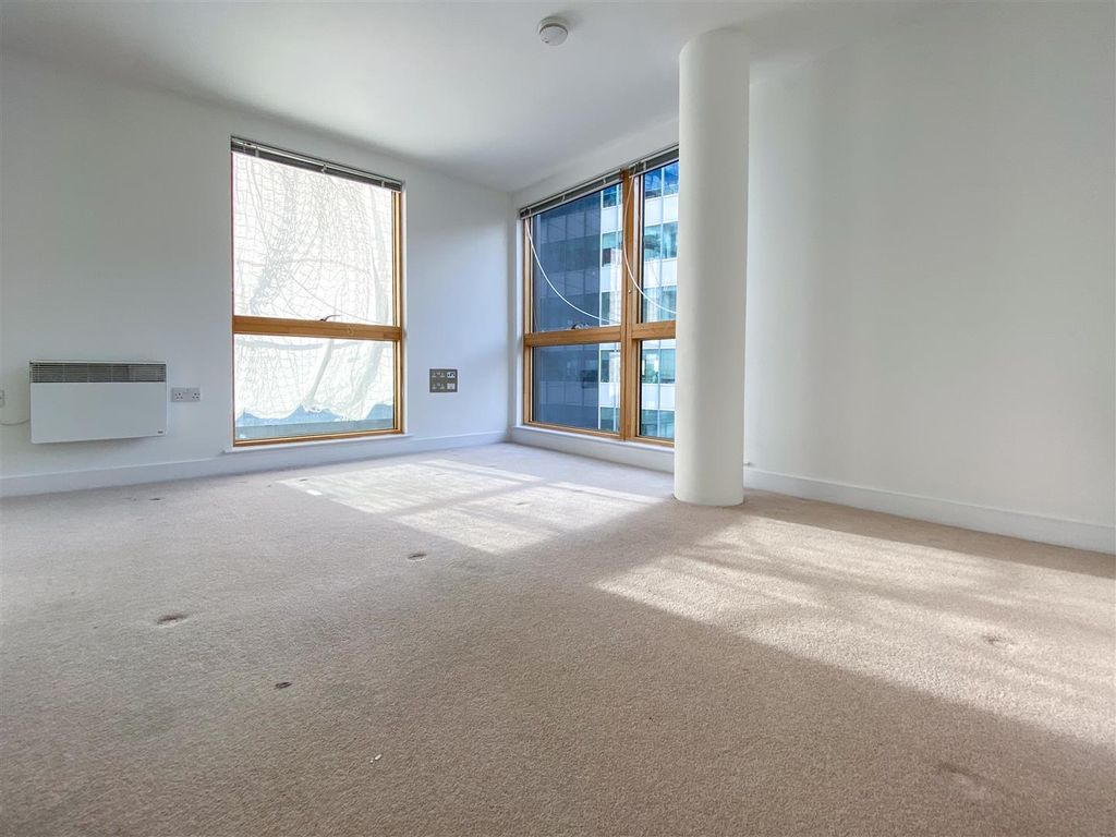 Property photo 3 of 10 Lounge