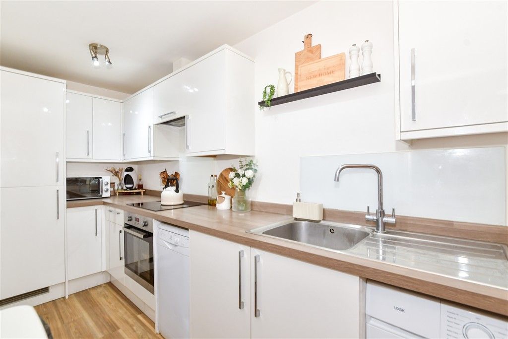 Property photo 3 of 11 Kitchen
