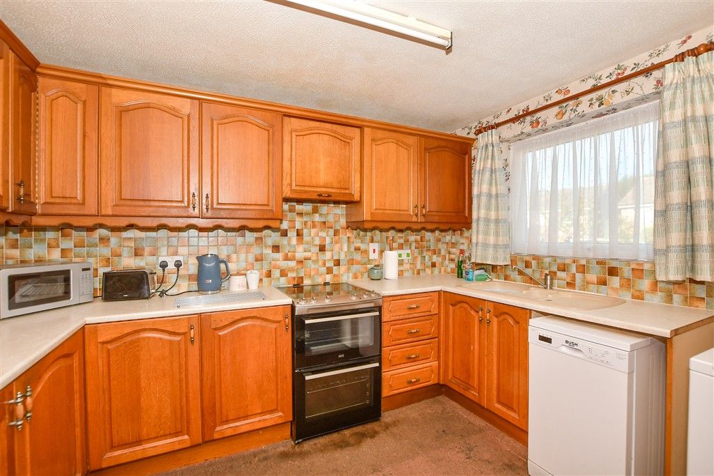 Property photo 3 of 10 Kitchen