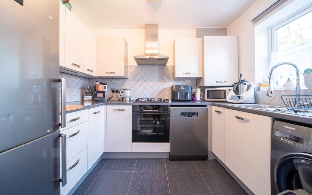 Property photo 3 of 11 Kitchen
