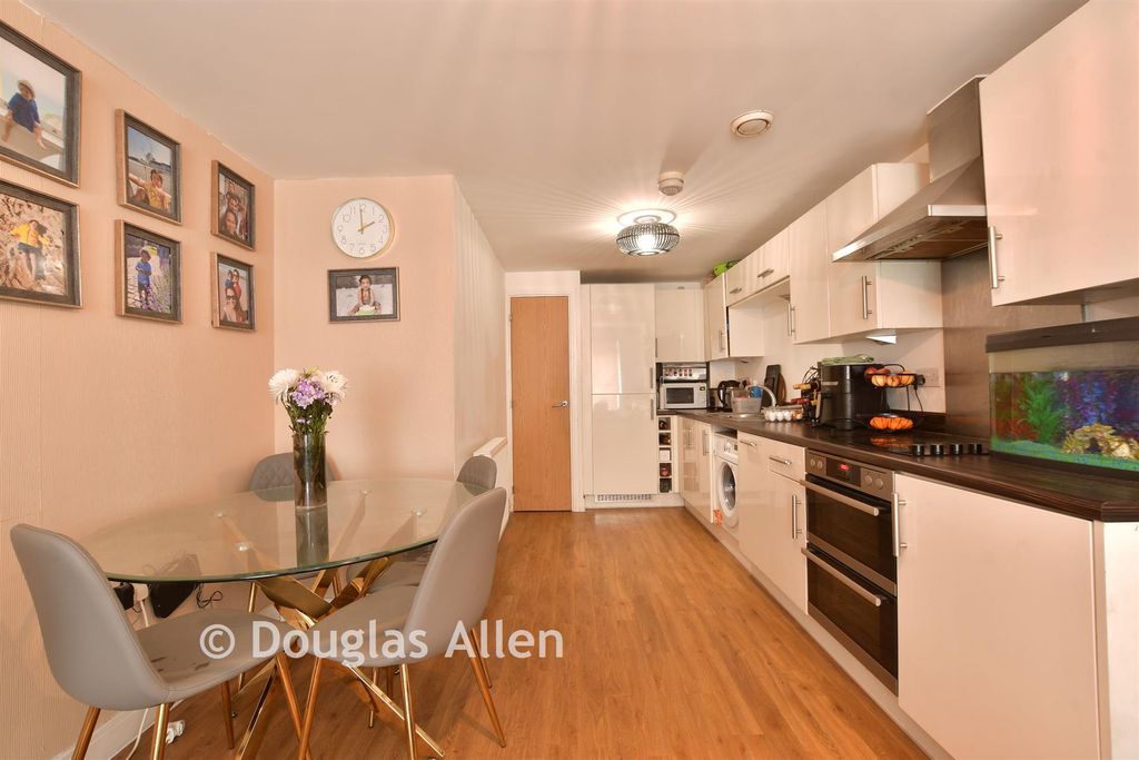 Property photo 3 of 16 Kitchen/ Dining Area