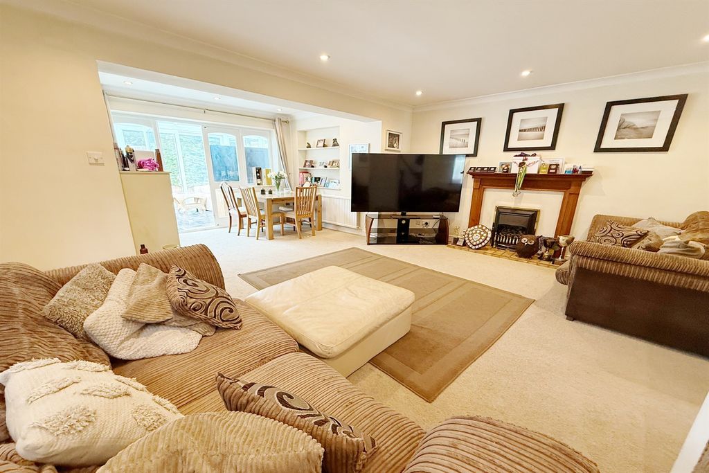 Property photo 3 of 17 Living Room