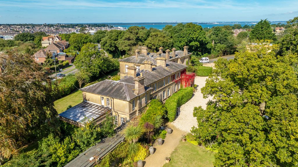 Property photo 2 of 34 Albert Cottage Hotel, York Avenue, East Cowes, Isle Of Wight Po32 6Bd